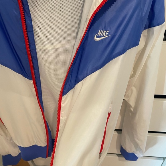 Women’s Nike Retro Running Jacket - Picture 2 of 4